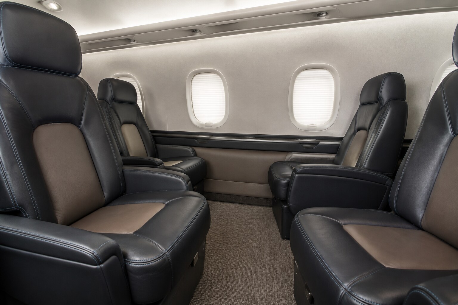 Detalle de interior aeronáutico en piel oscura con costuras de contraste